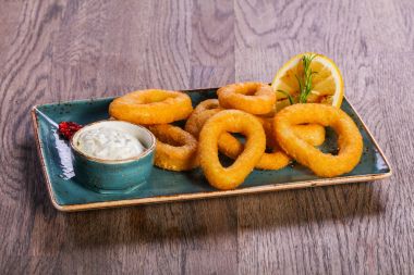 Hizmet limon sos ile kalamar halkaları