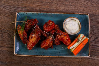 Tavuk kanadı dip sos ile