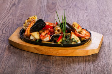 Deniz ürünleri karides, midye, Balık ve kalamar ile pan karıştırın