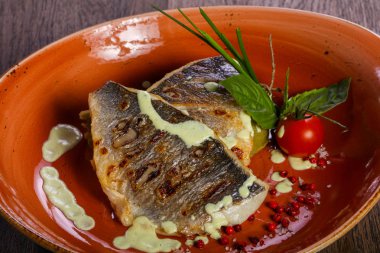 Izgara dorada filetosu domates ve soğan servis