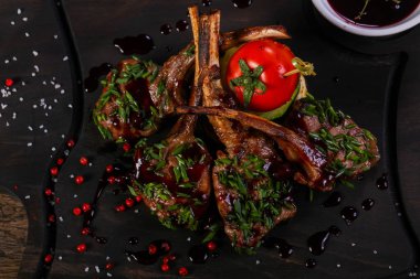 Soslu kuzu kaburga kavrulmuş