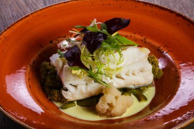 Salata yaprakları ile haşlanmış FITH