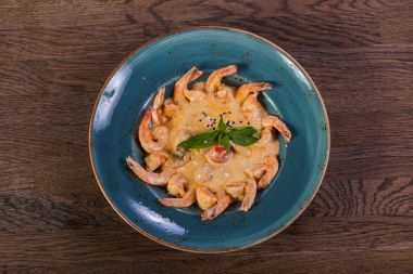 Fesleğen yaprakları servis soslu karides kokteyl