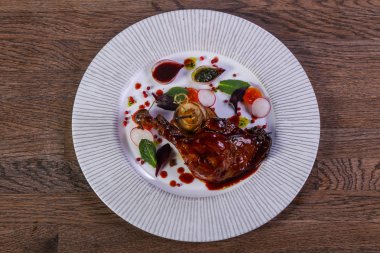 Ördek bacak armut ve sos ile