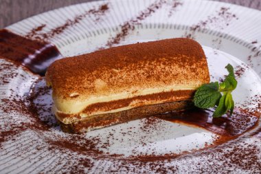 Nane yaprakları hizmet lezzetli Tiramisu pasta
