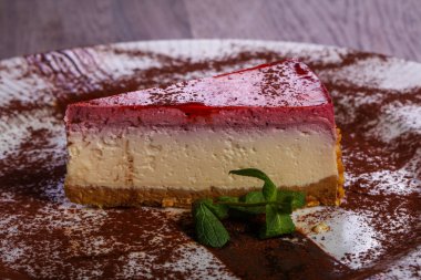 Nane yaprakları ile çilek Cheesecake hizmet