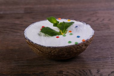 Dondurmanın içine nane ile kakao somun