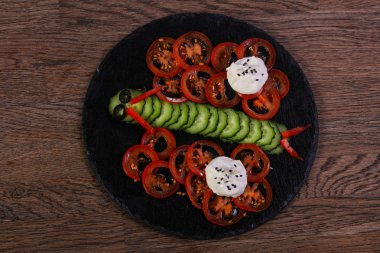 Çocuklar salata domates, salatalık ve krema ile