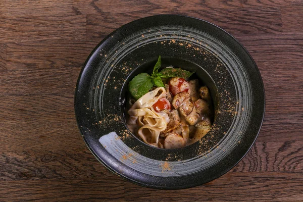 Lezzletli makarna mantar hizmet fesleğen ile