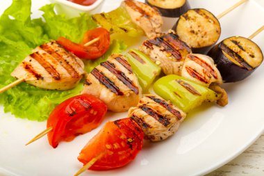 Domates, biber ve patlıcan ile sebze ve tavuk şiş