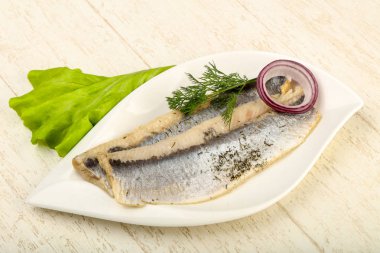 Dereotu ve soğan ile ringa balığı filetosu