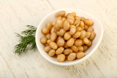 Dereotu şubesi ile kasede beyaz börülce