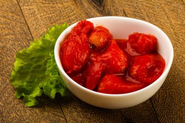 Kase suyu ile soyulmuş domates