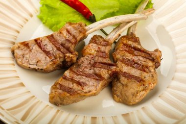 Salata yaprakları servis domates soslu kuzu ızgara