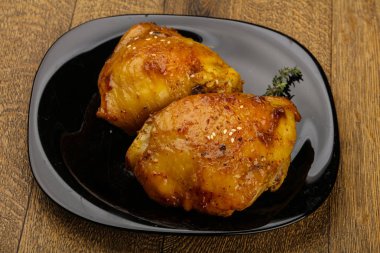 Kavrulmuş tavuk uyluk baharat ve soya sosu ile