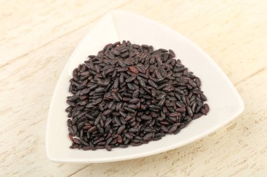 Kase ahşap arka plan üzerinde siyah yabani pirinç