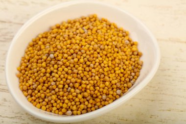 Hardal tohumu kase ahşap arka plan üzerinde