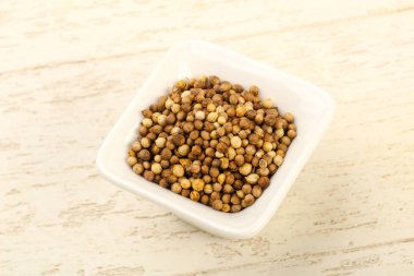 Kişniş tohumu yığın ahşap arka plan üzerinde