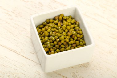 Kuru fasulye yığın ahşap arka plan üzerinde