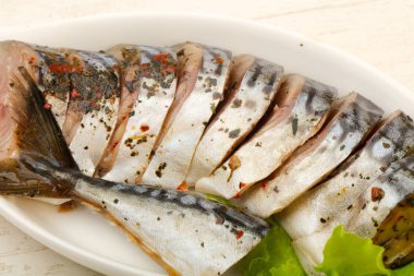 Scomber ahşap arka plan üzerinde füme