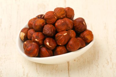 Ahşap arka planda fındık yığını