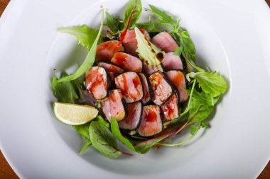 Ton balığı salatası kireç ve otlar