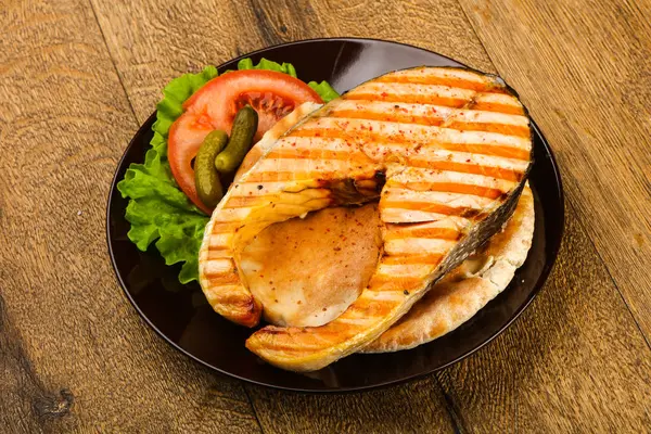 Salmon Panggang Dengan Tomat Mentimun Atas Roti Pita — Stok Foto