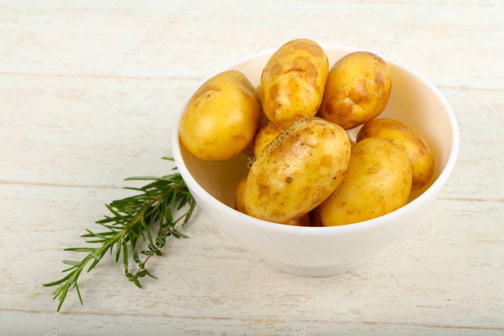 Raw young potato with herbs