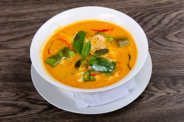 Fesleğen yaprakları ve tavuk ile kırmızı köri