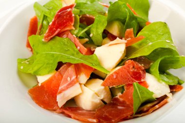 Salata proscuitto, mozzarella peyniri, rucola ve zeytin yağı