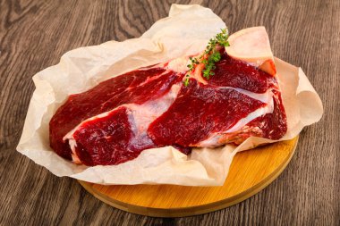 Kekik - yemek için hazır ile ham sığır eti