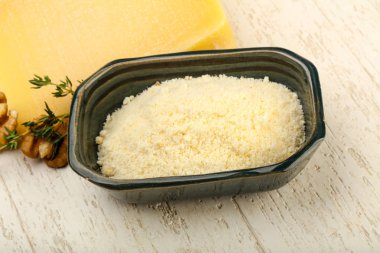 Parmesan rendelenmiş peynir yığın ceviz ve kekik ile
