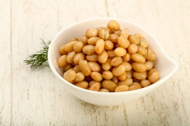 Dereotu şubesi ile kasede beyaz börülce