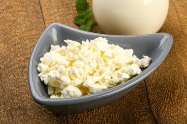 Süzme peynir süt kase