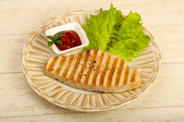 Baharatlar ve sos ızgara hindi biftek