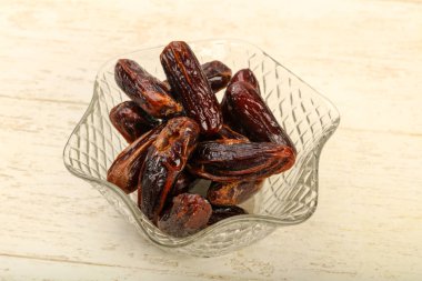 Meyve kabında tatlı hurmalar.