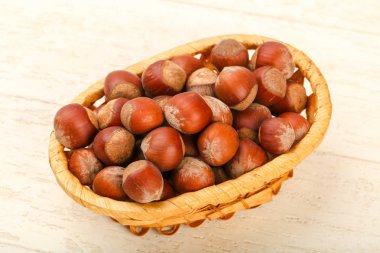 Fındık yığın sepeti ahşap arka plan üzerinde