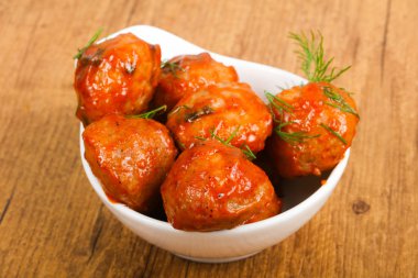 Dereotu, domates soslu köfte servis