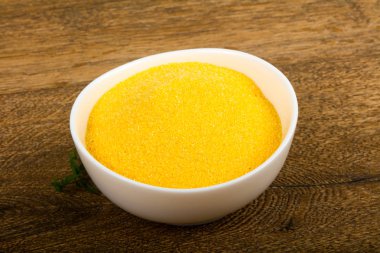 Ham polenta yemek pişirmek için hazır