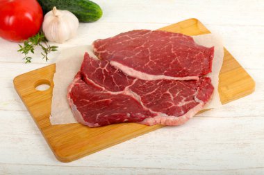 Ham sığır eti biftek yemek için hazır