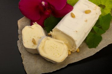 Sedir fıstıklı Brie peynirli rulo