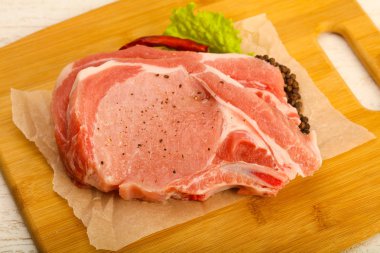 Biber ve tuz yemek pişirmek için hazır çiğ Domuz pirzola