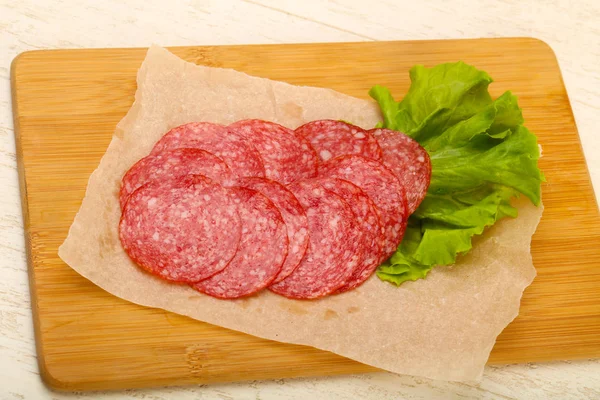 Salame Affettato Salsiccia Sfondo Legno — Foto Stock