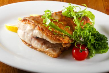 Limon ve otlar pişmiş somon servis