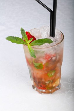 nane yaprakları ile çilek mojito