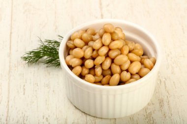 Dereotu şubesi ile kasede beyaz börülce