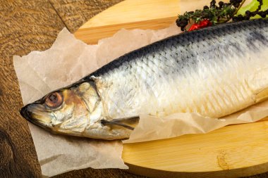 Biber ve baharatlı tuzlu ringa balığı.