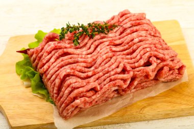 Çiğ kıyma et kekik ve acı biber ile