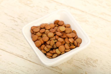 Yemek pişirmek için hazır kapta çiğ mercimek