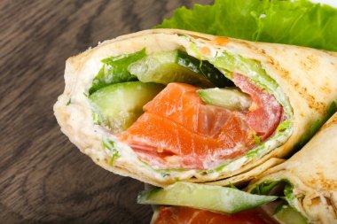 Somon ekmek rulo peynir ile